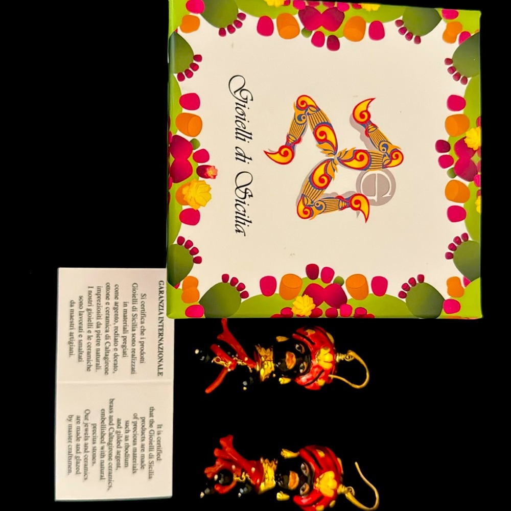 Gioielli di Sicilia post earrings with natural coral and onyx